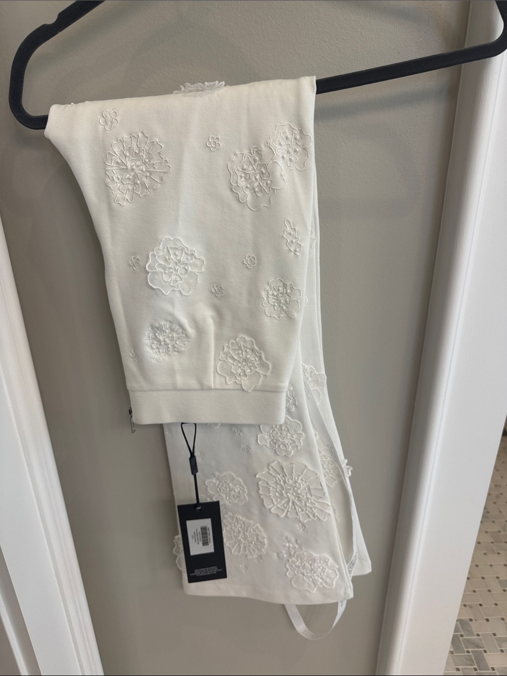 Cynthia Rowley White appliqué and Embroidered Floral Ponte pants
